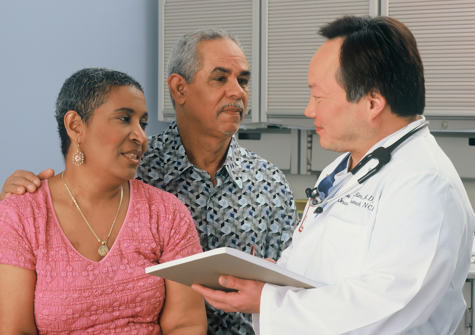 Pareja en consulta con un médico